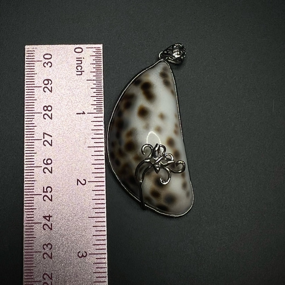 Leopard Shell Print Pendant - Picture 4 of 5
